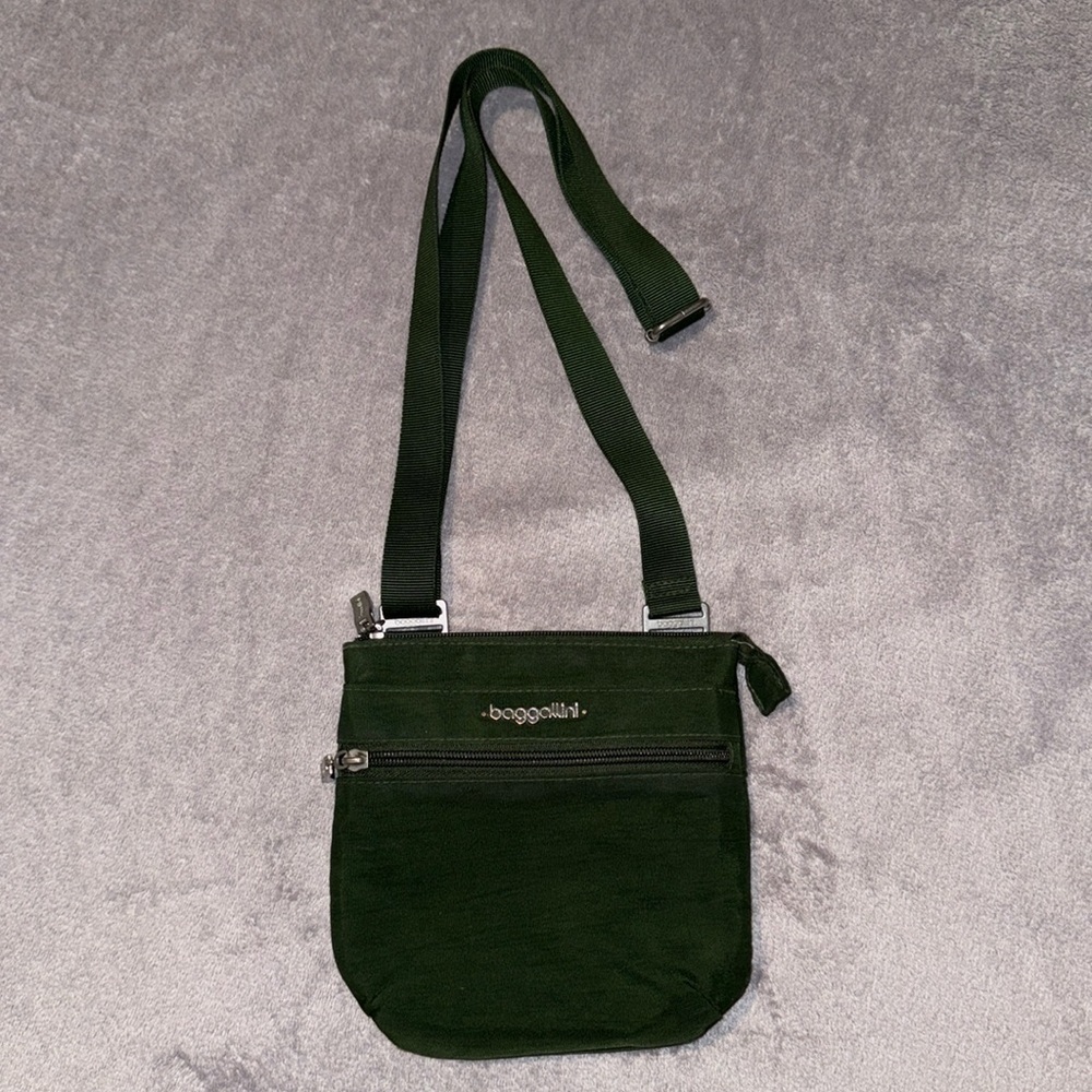 Baggallini Small Zip Crossbody, Juniper Green‎